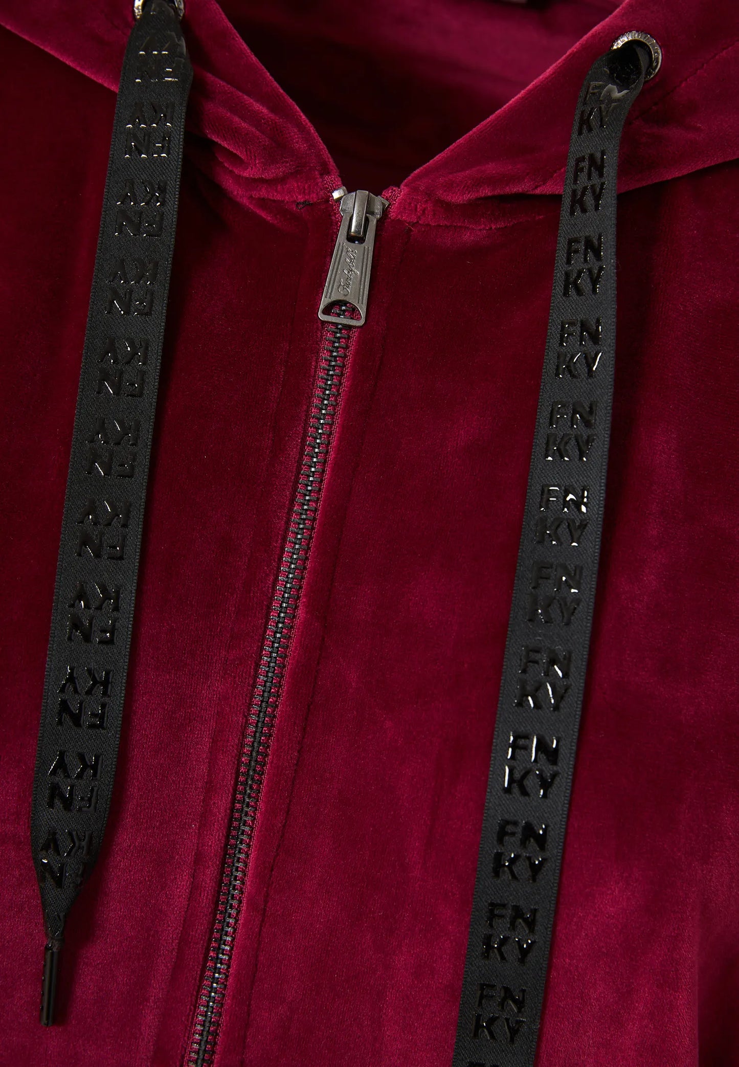 Funky Buddha Γυναικεία Μπορντό Βελουτέ Ζακέτα με Κουκούλα και φερμουάρ επίπεδη λήψη λεπτομέρεια φερμουάρ και κορδόνι κουκούλας