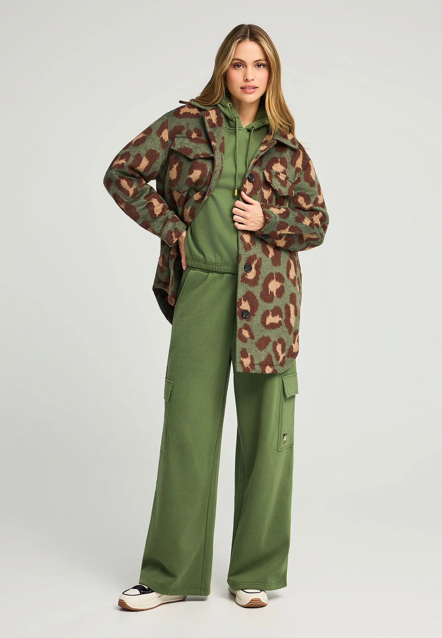 Funky Buddha γυναικείο λεοπάρ faux fur τζάκετ μπροστινή όψη πόζα μοντέλου
