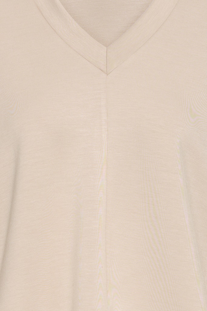 B.YOUNG Γυναικεία Μπλούζα V-Neck Cropped Fit μπεζ επίπεδη λήψη λεπτομέρεια ύφασμα