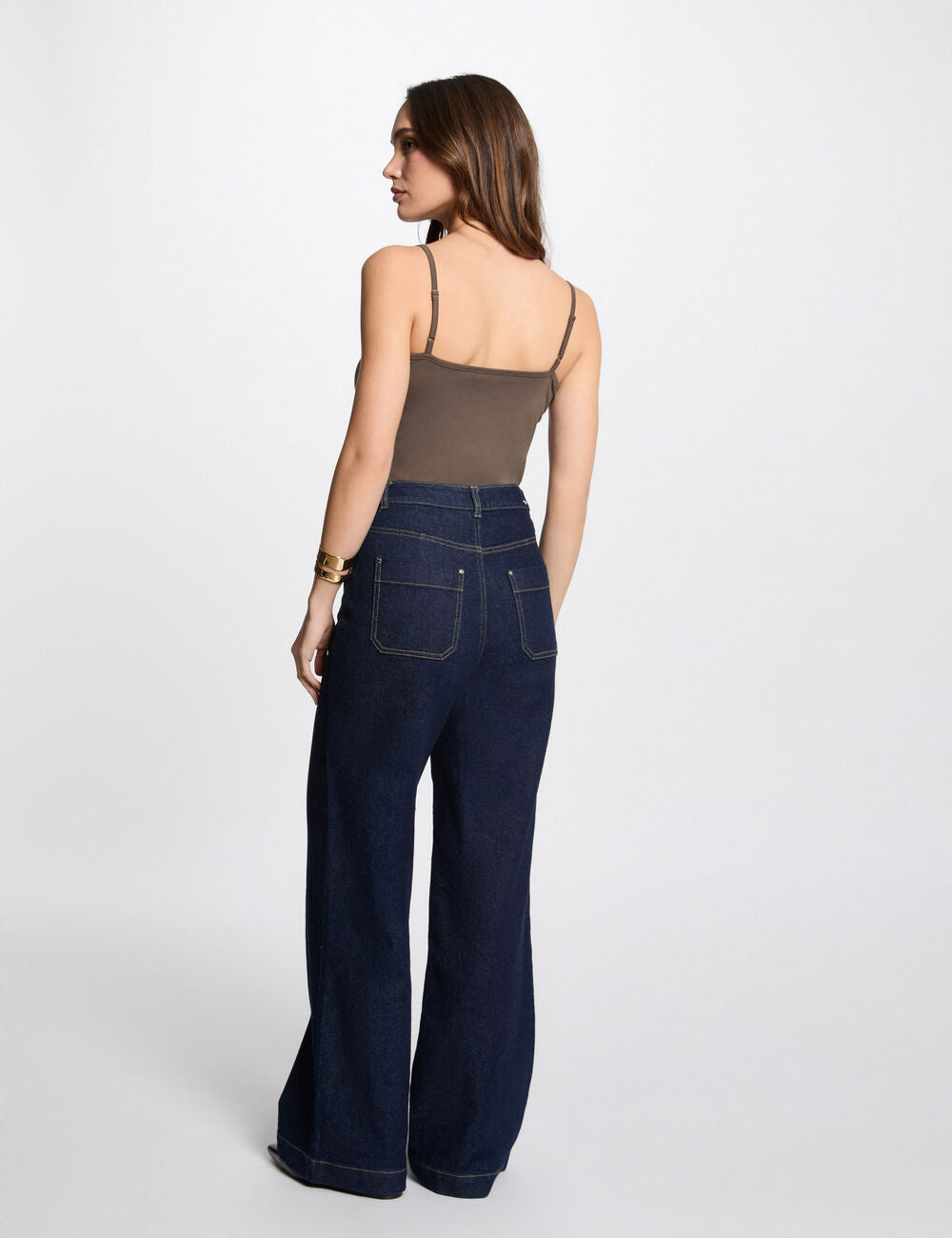 MORGAN γυναικείο basic top με τιράντες σε χακί απόχρωση, πίσω όψη δείχνει την άνετη εφαρμογή