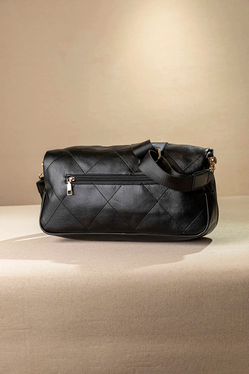 Fragola γυναικεία μαύρη μεγάλη crossbody τσάντα με φαρδύ ιμάντα - πίσω όψη
