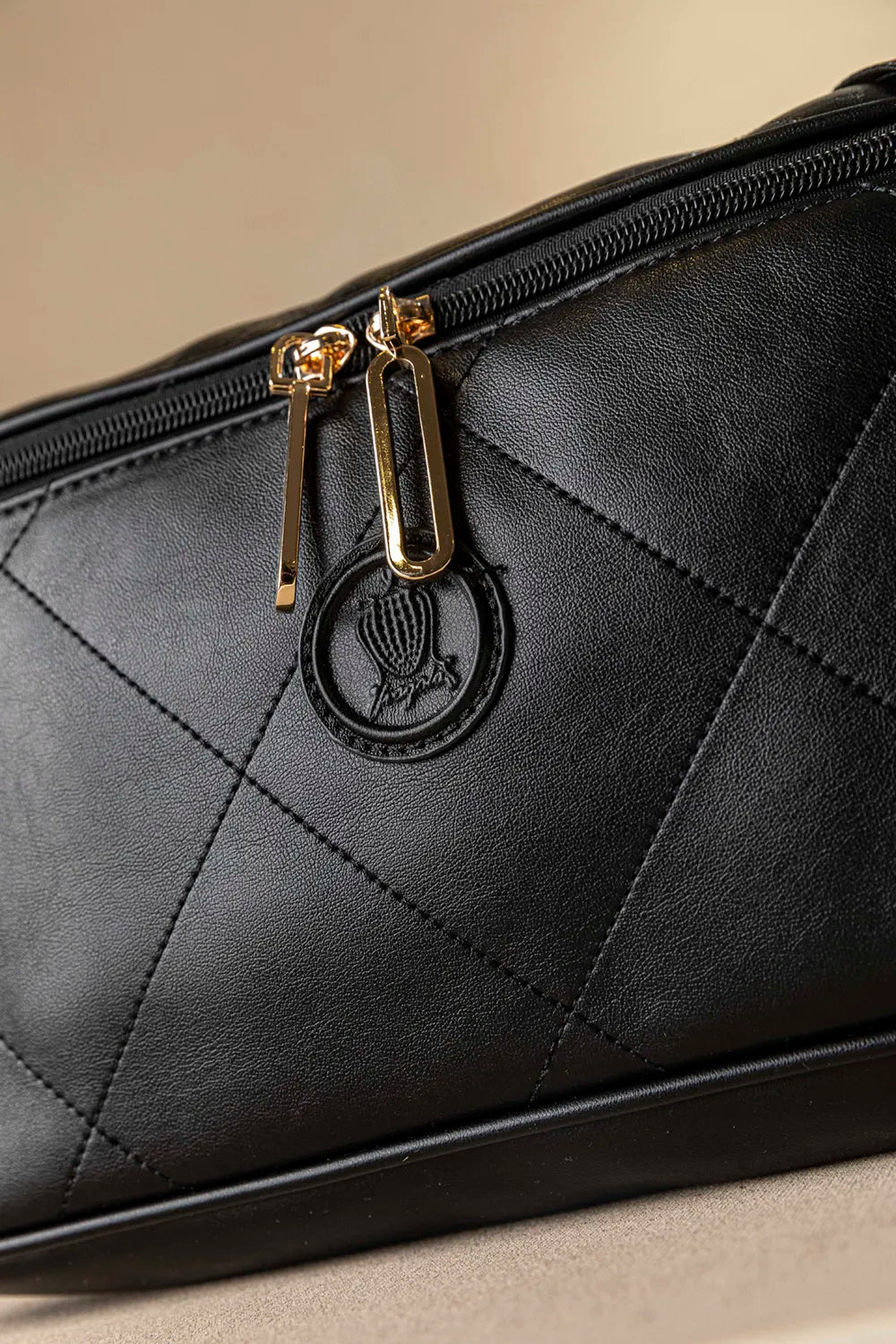 Fragola γυναικεία μαύρη μεγάλη crossbody τσάντα με φαρδύ ιμάντα - μπροστινή όψη λεπτομέρεια γαζιά και διπλού φερμουάρ
