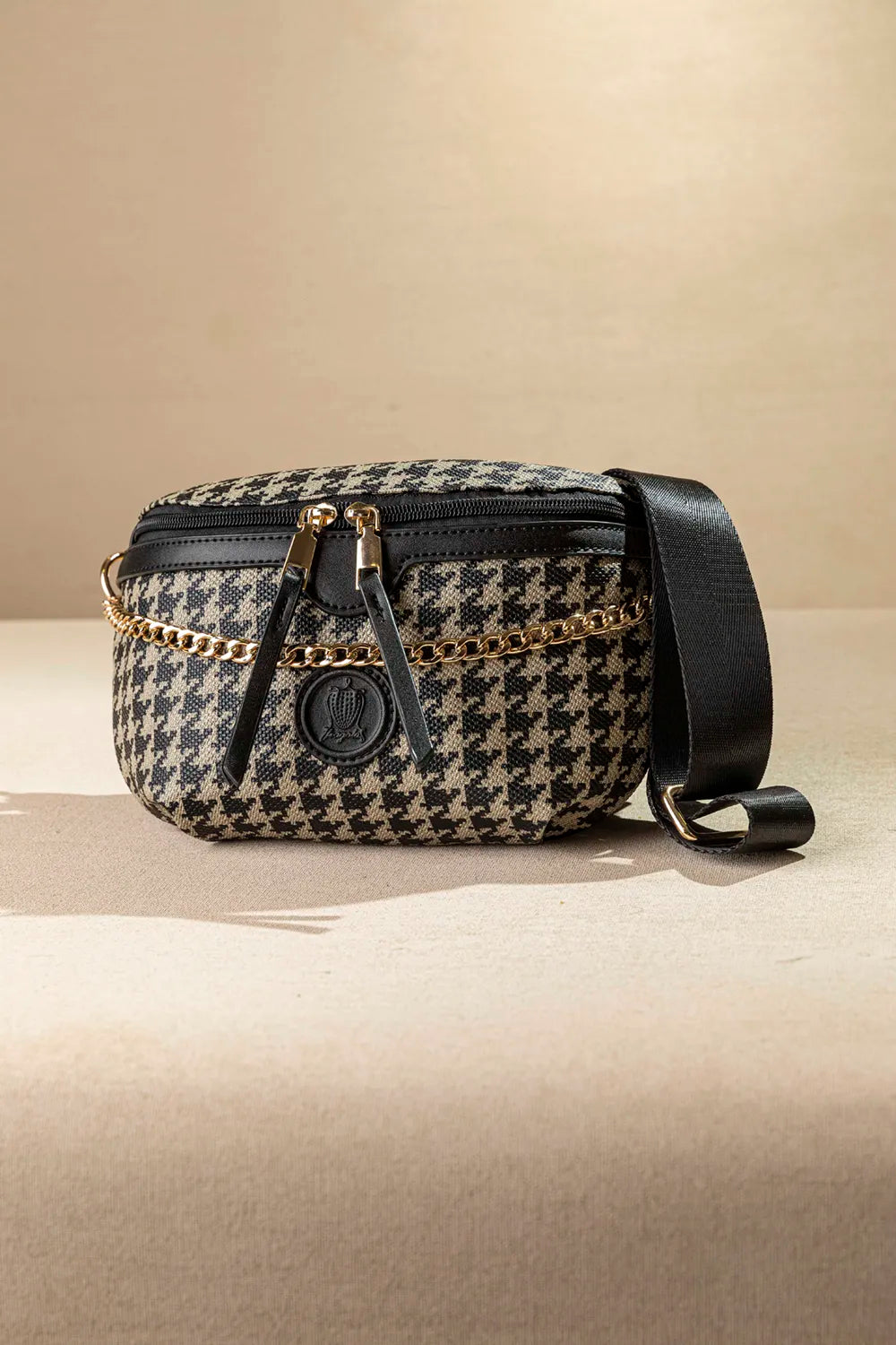 Fragola γυναικεία τσάντα μέσης crossbody print μπεζ μαύρο με χρυσή αλυσίδα - μπροστινή όψη