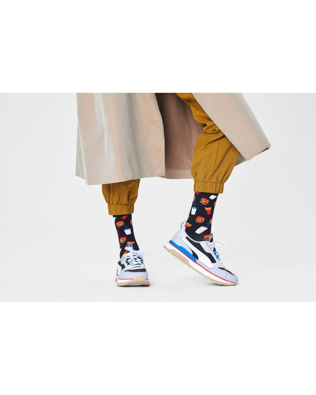 Happy Socks γυναικείες κάλτσες Hamburger με πολύχρωμα μπέργκερ, τηγανητές πατάτες και ποτήρια αναψυκτικού, φορεμένες.
