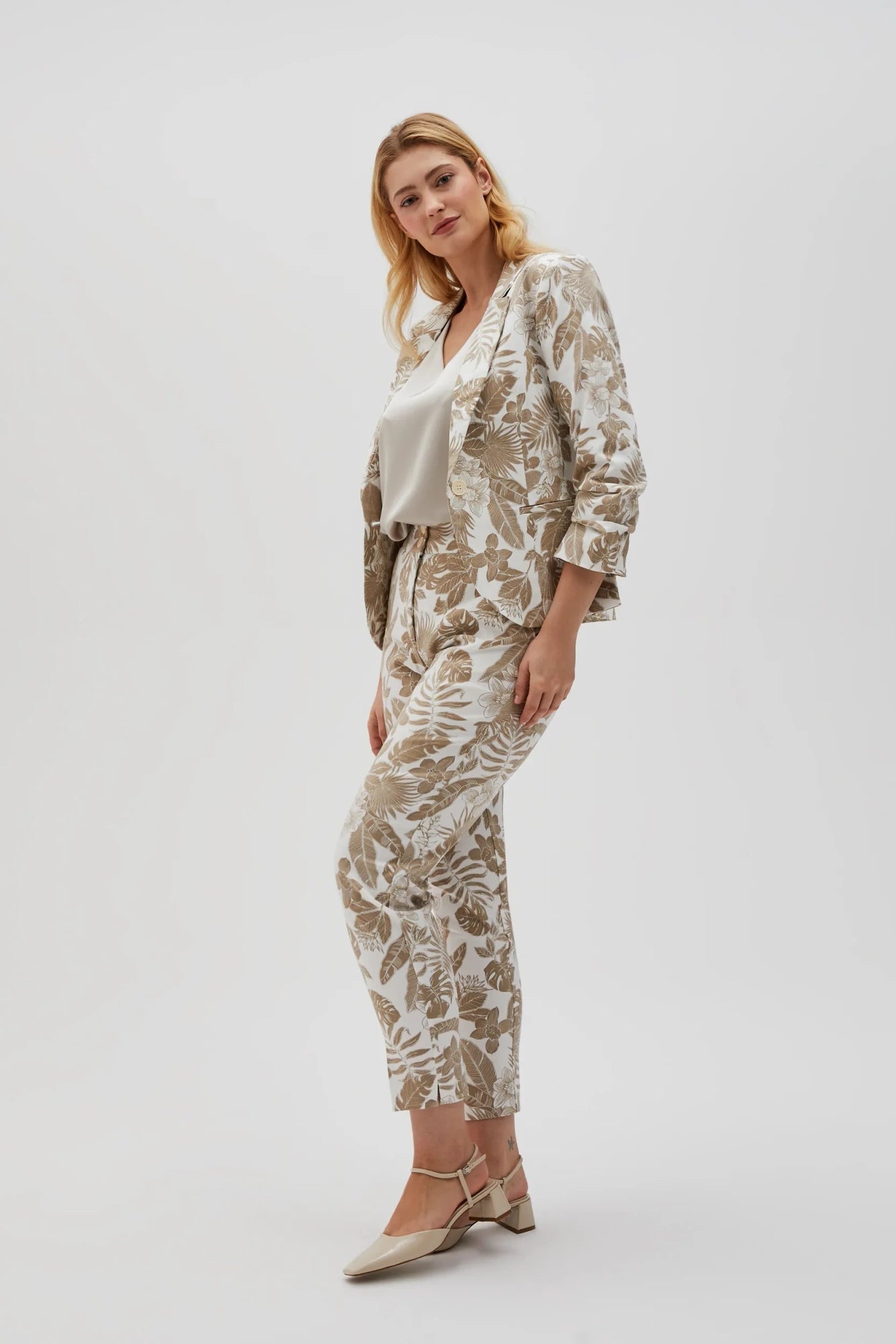 MOODO floral σακάκι μπεζ outfit inspiration - ολόσωμη λήψη