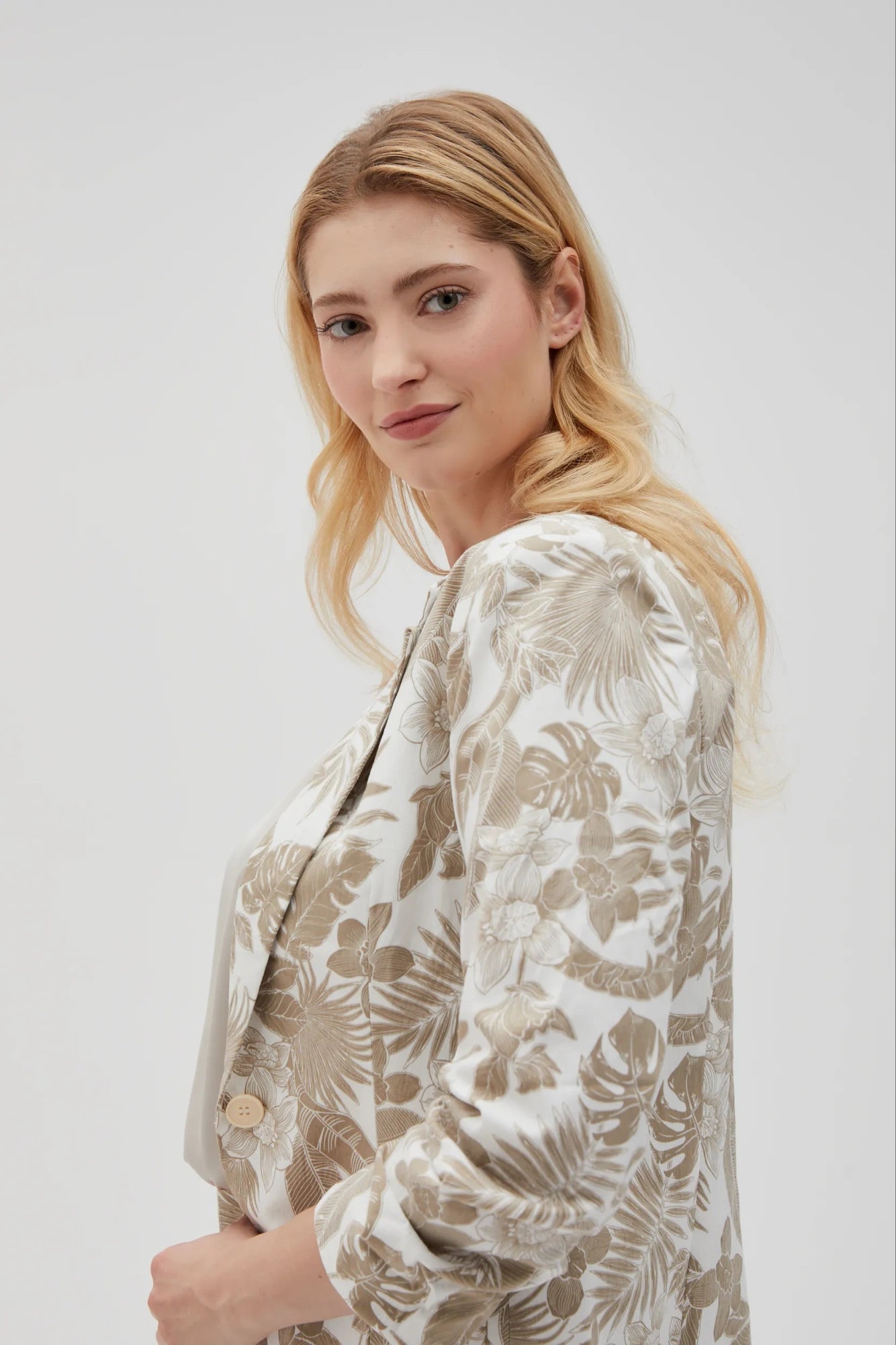 MOODO floral σακάκι μπεζ casual chic styling - πόζα 1