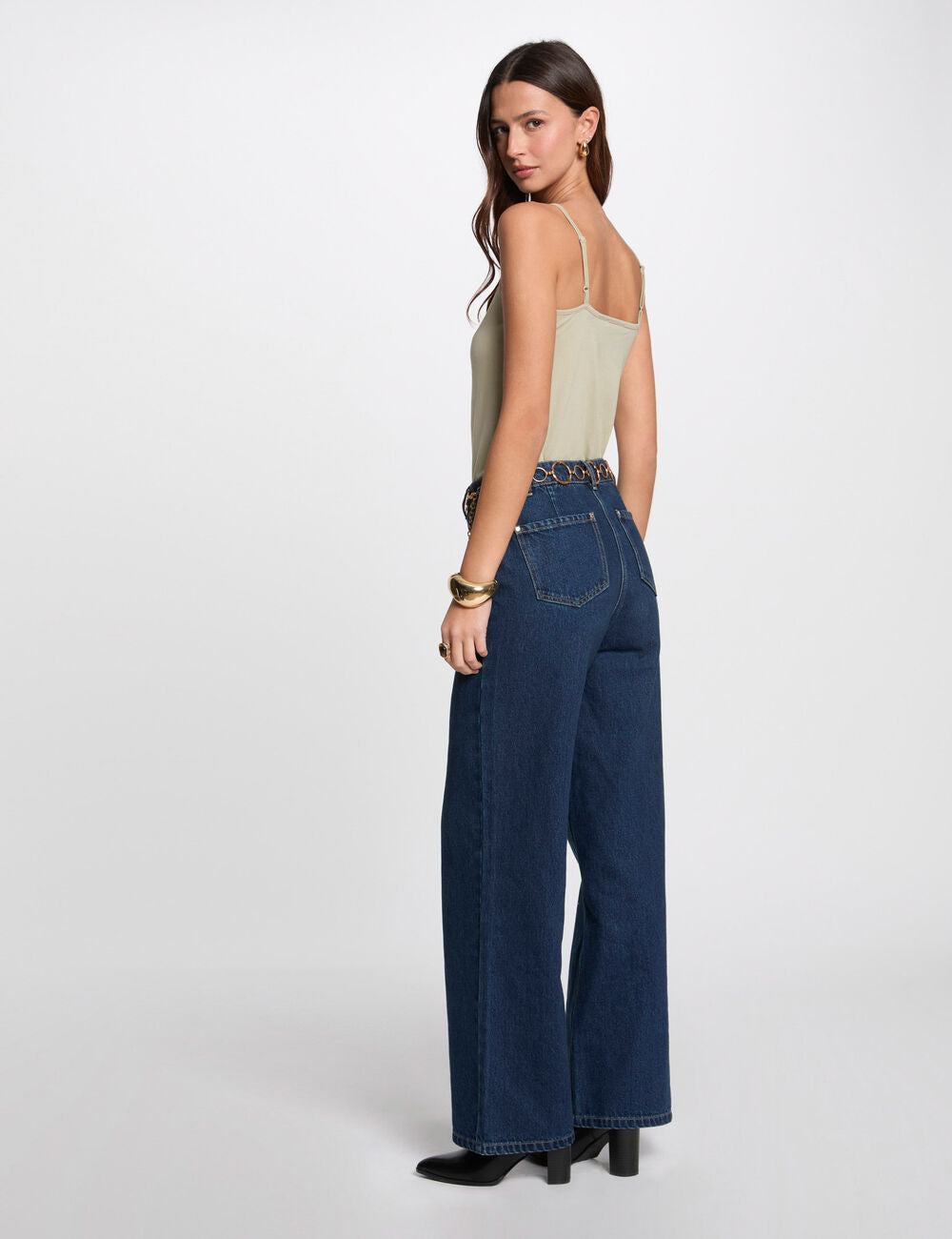 MORGAN γυναικείο basic top με τιράντες σε ανοιχτή πράσινη απόχρωση, πίσω όψη δείχνει την άνετη εφαρμογή