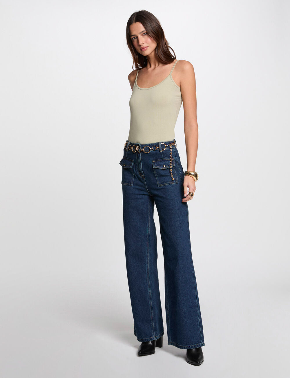 MORGAN γυναικείο basic top με τιράντες σε ανοιχτή πράσινη απόχρωση, μπροστινή όψη αναδεικνύει την κομψή γραμμή"
