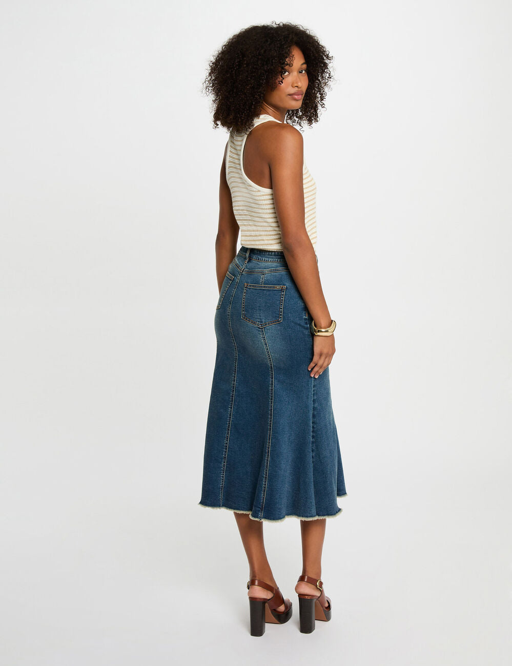 Πίσω όψη γυναικείας midi denim φούστας με patch τσέπες