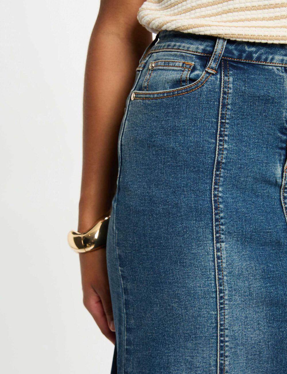 Λεπτομέρεια belt loops και ticket pocket denim φούστας