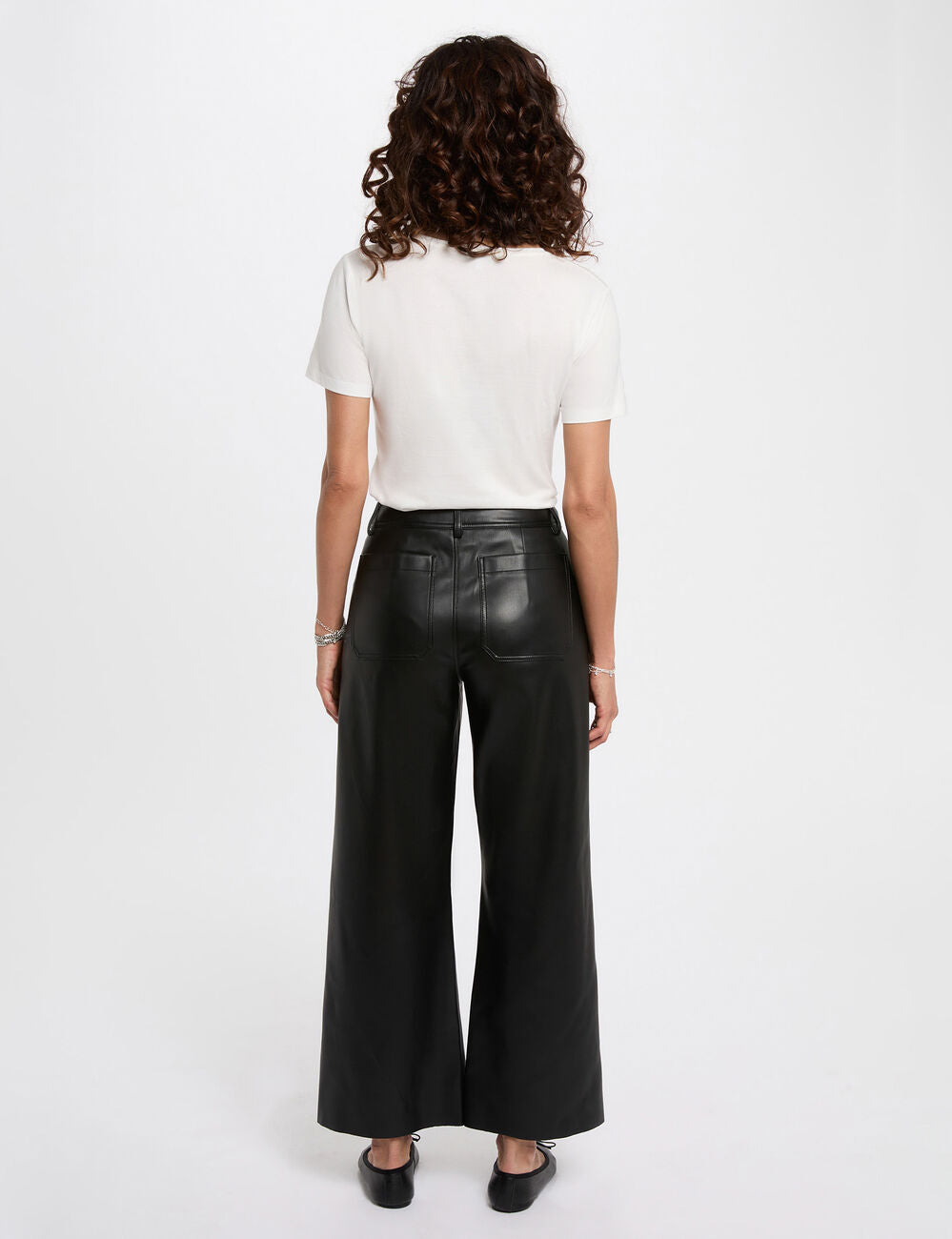 Πίσω όψη γυναικείου cropped T-shirt με κοντά μανίκια