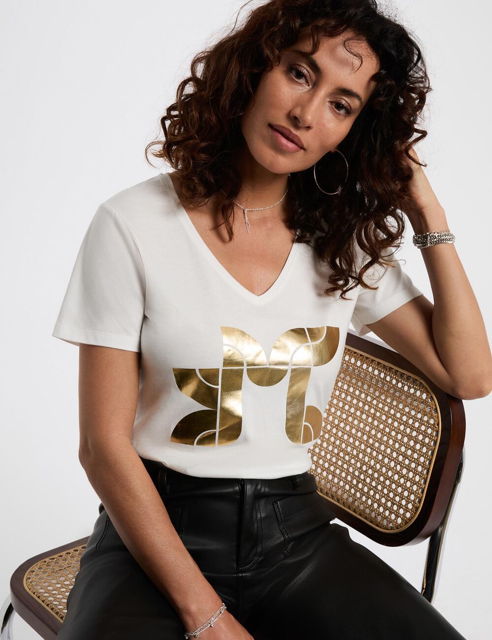 Μπροστινή όψη cropped T-shirt με χρυσό μονόγραμμα