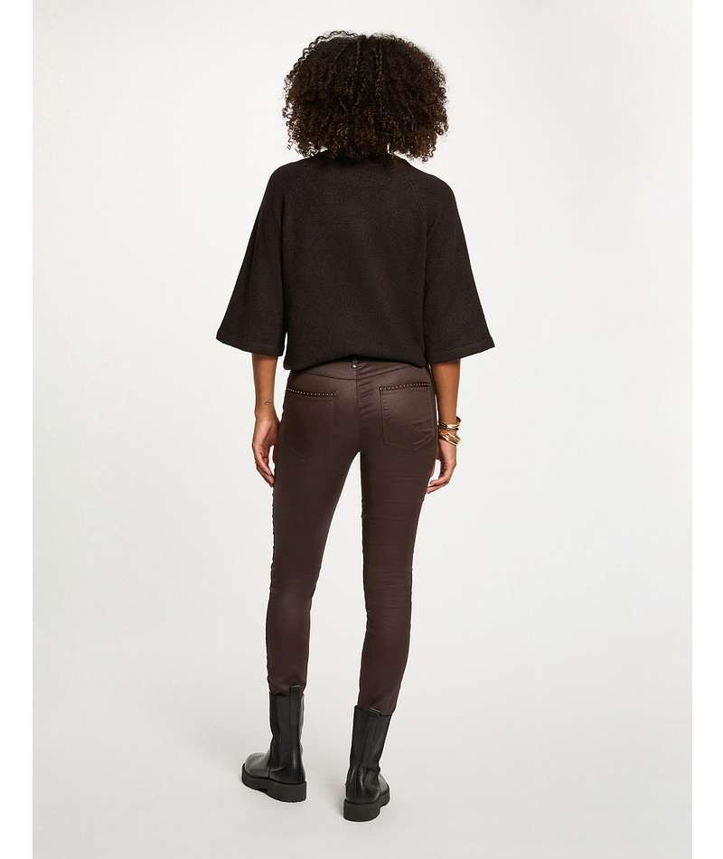 Πίσω όψη γυναικείου oversize πουλόβερ