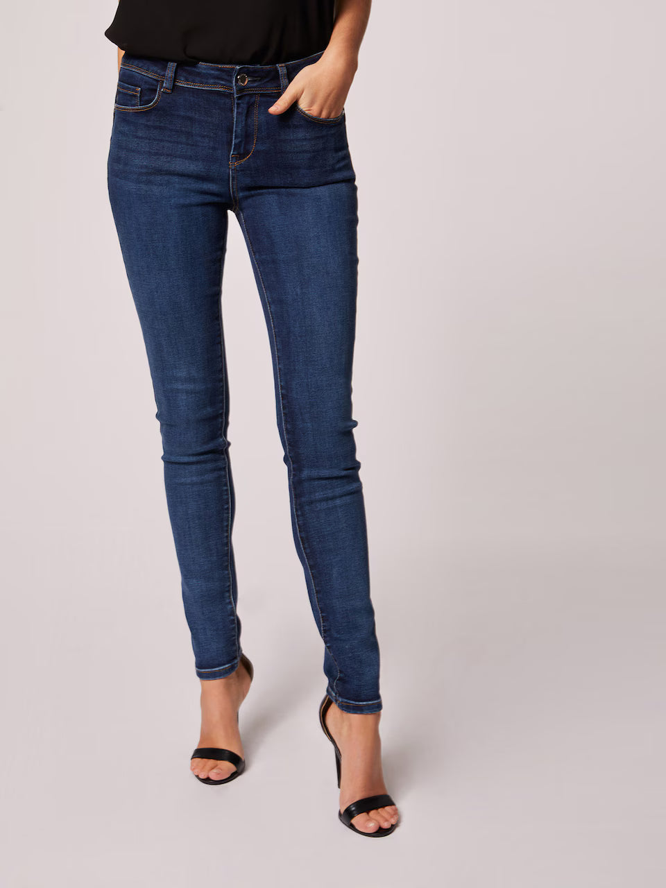 Μπροστινή όψη slim jeans με slant τσέπες και ticket pocket