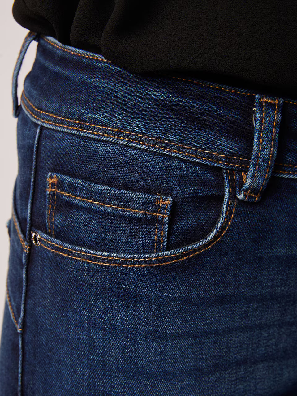 Λεπτομέρεια ραφών σε slim jeans Morgan
