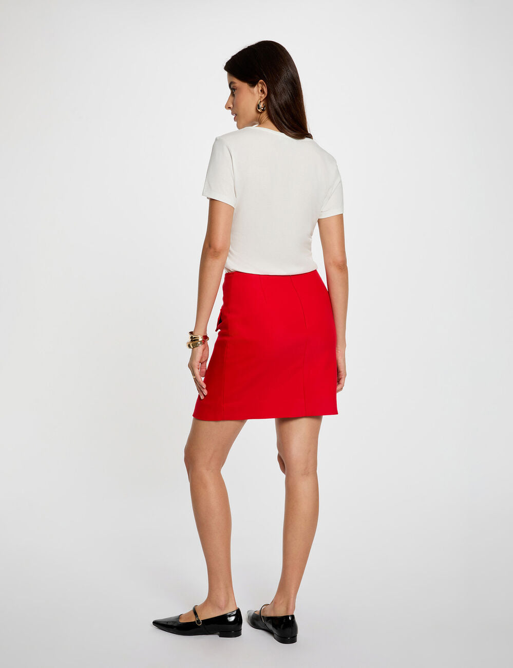 Πίσω όψη γυναικείου straight cut T-shirt με κοντά μανίκια