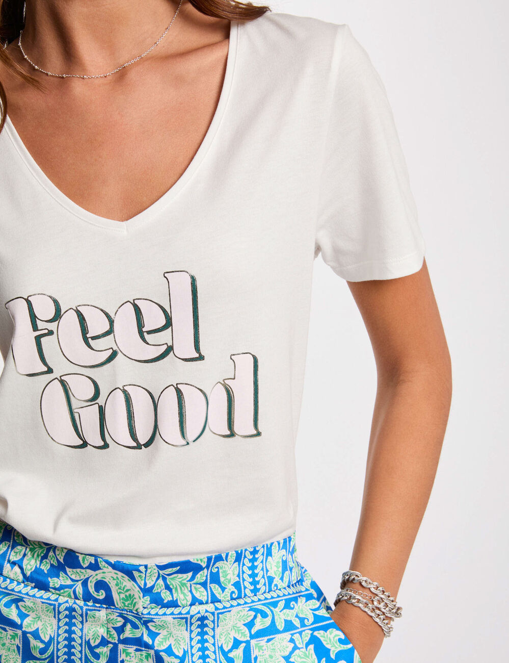 Λεπτομέρεια V-neck λαιμόκοψης T-shirt με slogan