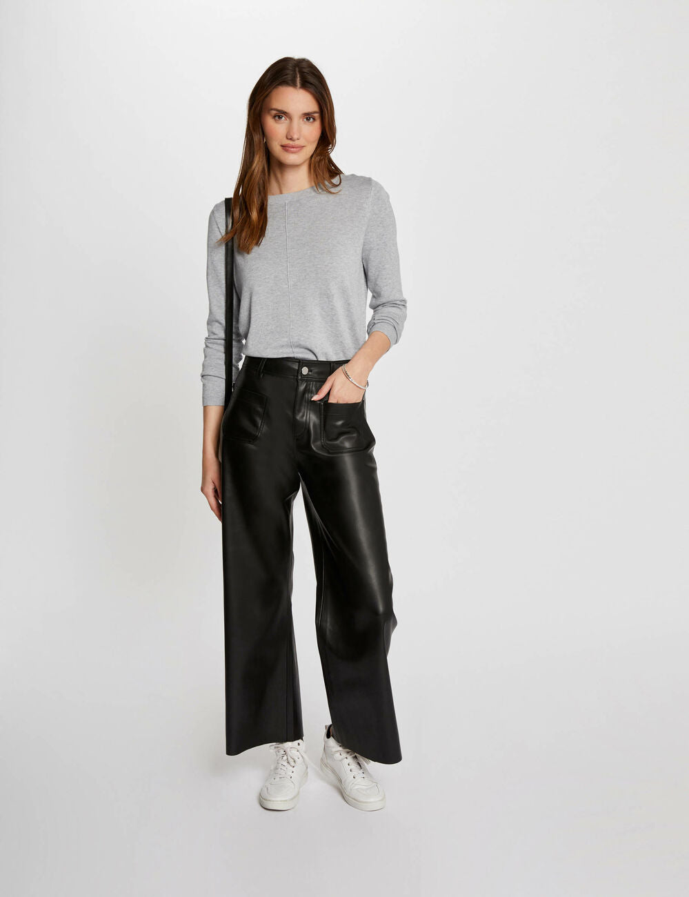 Ολόσωμη εμφάνιση με γυναικείο wide faux leather παντελόνι Morgan