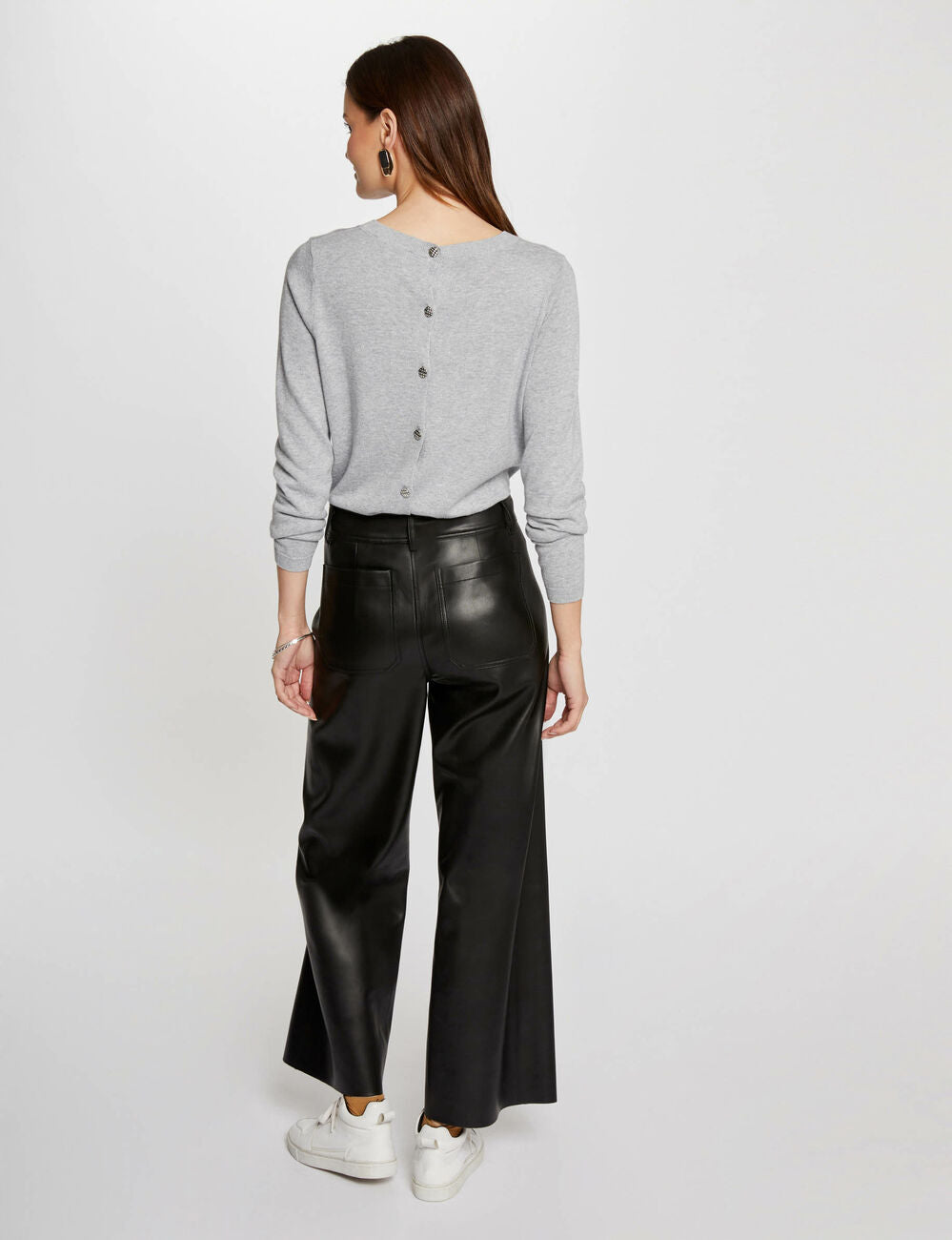 Πίσω όψη γυναικείου wide faux leather παντελονιού με τσέπες