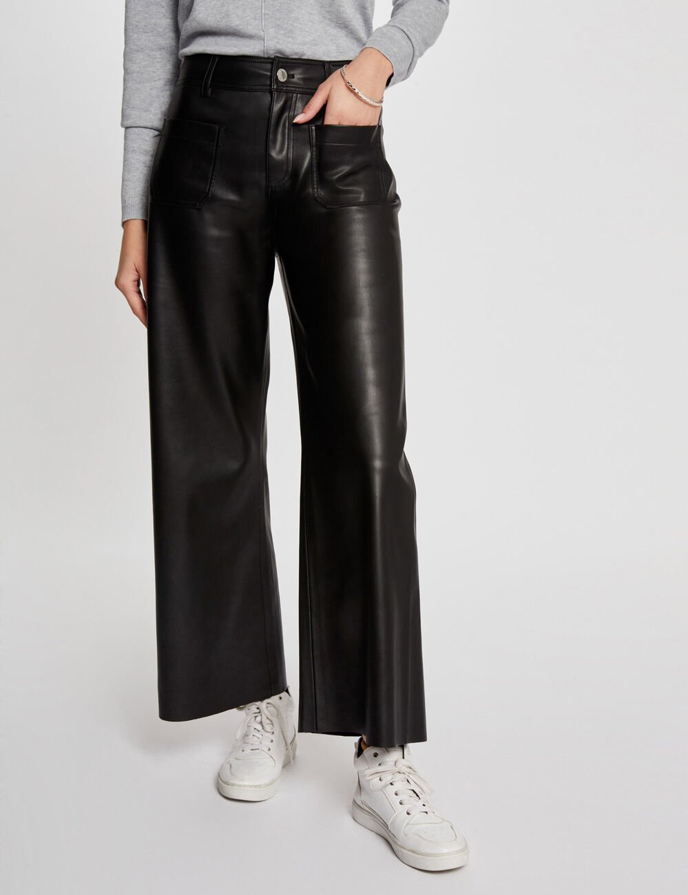 Μπροστινή όψη wide παντελονιού με faux leather όψη