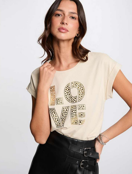 Μοντέλο φοράει το MORGAN γυναικείο t-shirt με μοτίβο LOVE από τρουκς, κοντά μανίκια με ρελιά και στρογγυλή λαιμόκοψη