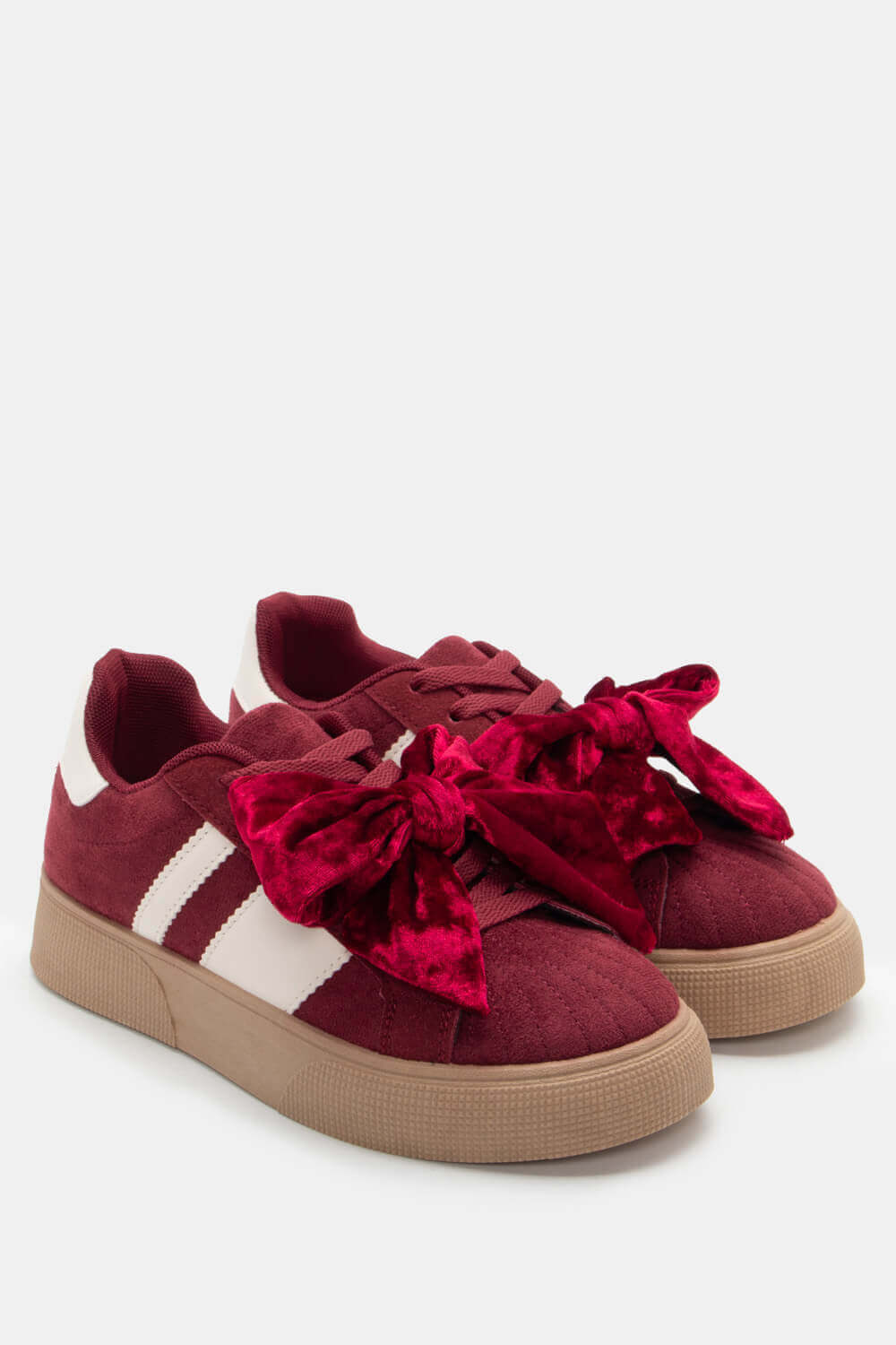 Sneakers με βελούδινο φιόγκο μπορντώ - ζευγάρι παπουτσιών με διακοσμητικό φιόγκο και άσπρες λεπτομέρειες