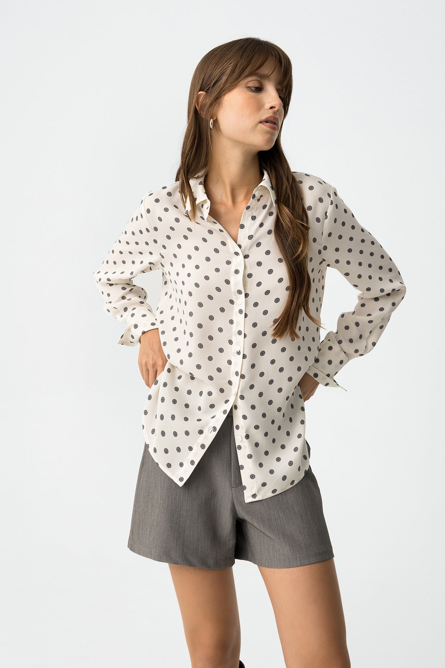 Μπροστινή όψη satin πουκαμίσου με polka dots