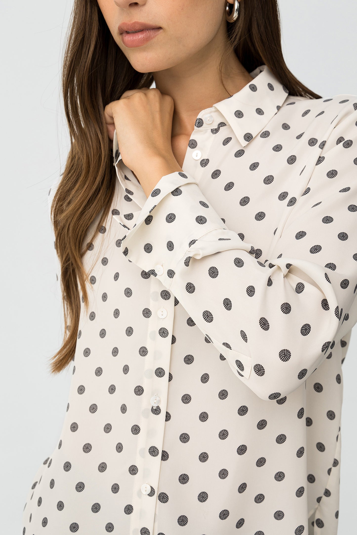 Λεπτομέρεια polka dots print και γιακά satin πουκαμίσου