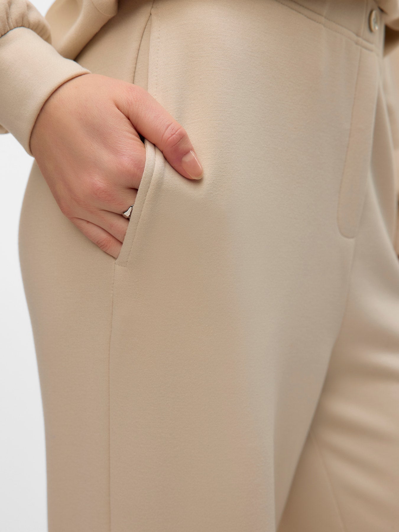 Λεπτομέρεια πλαϊνών τσεπών φόρμας Vero Moda