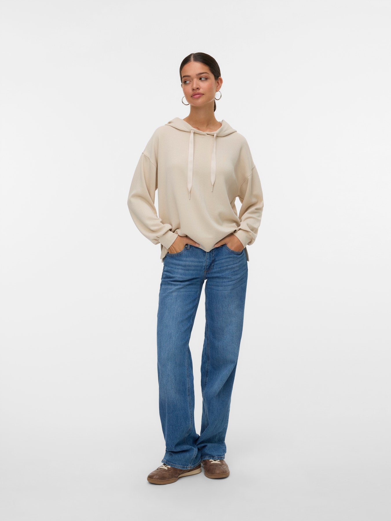 Ολόσωμη εμφάνιση με γυναικείο basic hoodie Vero Moda