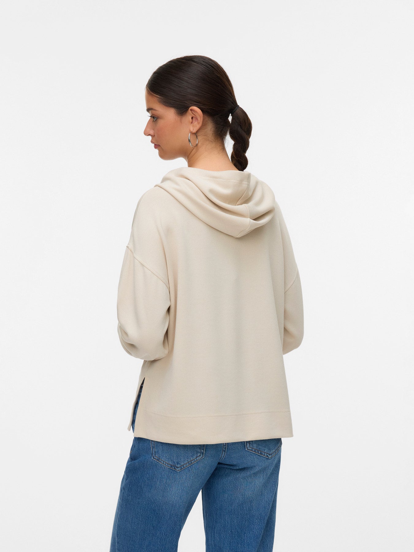 Πίσω όψη γυναικείου basic hoodie με χαλαρή εφαρμογή