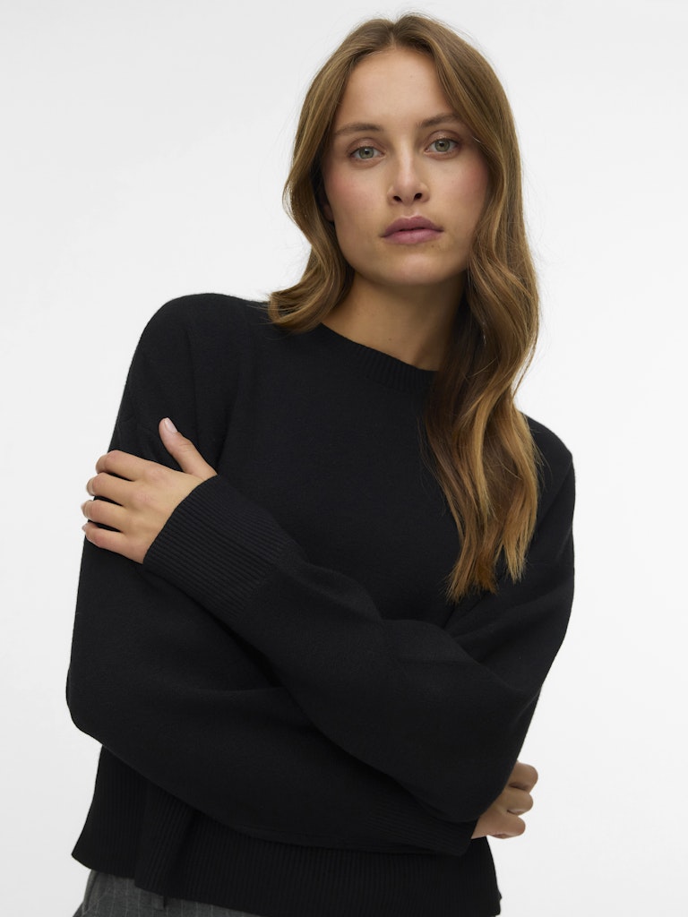 Μπροστινή όψη basic πουλόβερ μαύρο με dropped shoulders