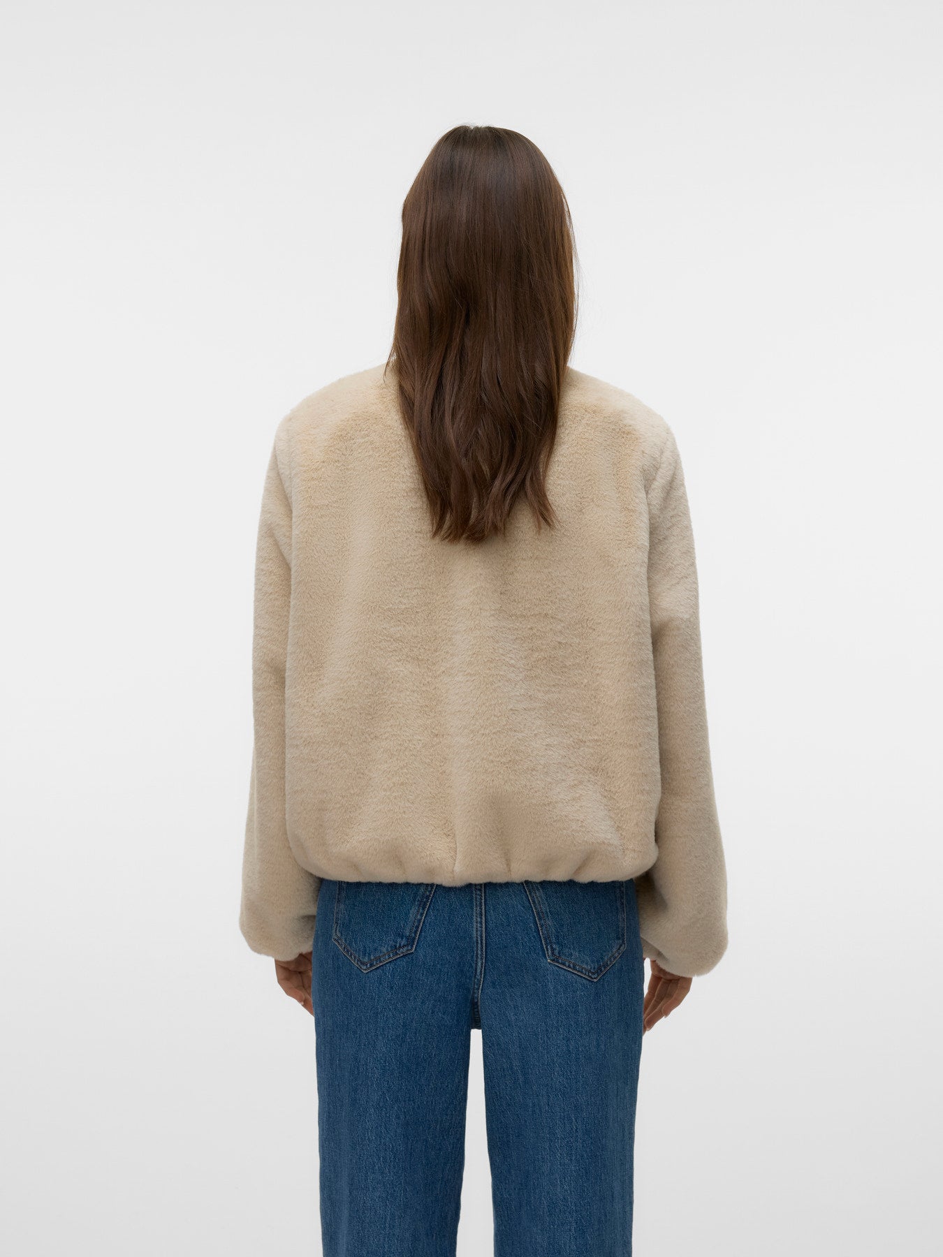 Πίσω όψη vero moda γυναικείου κοντού jacket με μακριά μανίκια