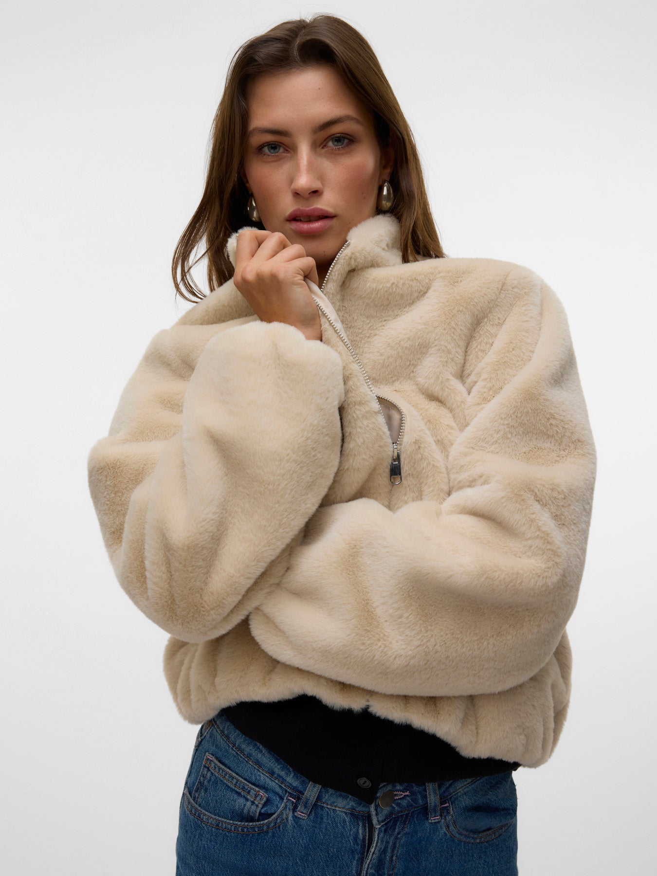 Λεπτομέρεια spread collar και zip κλεισίματος jacket vero moda συνθετική γούνα