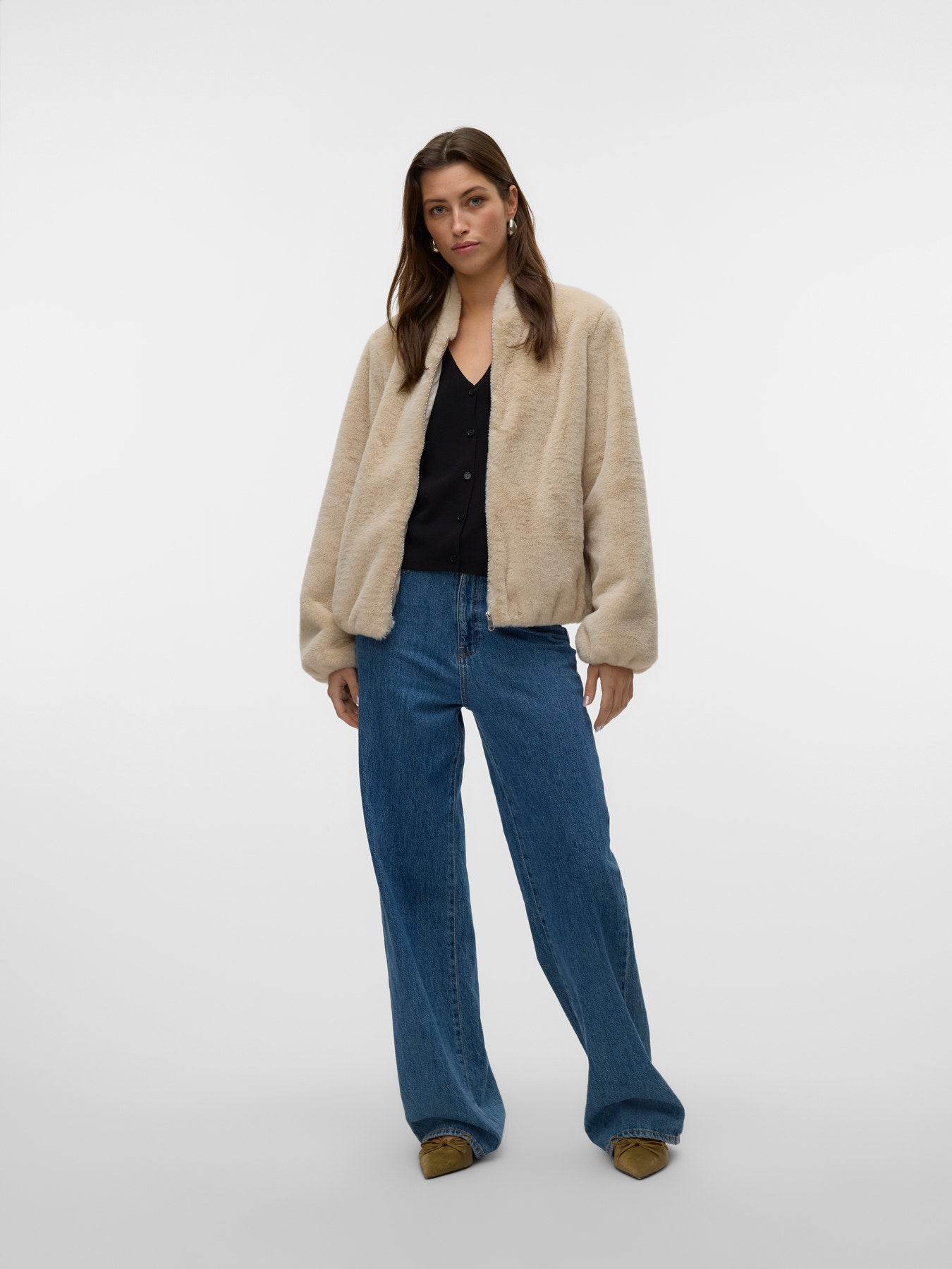 Ολόσωμη εμφάνιση με γυναικείο vero moda κοντό jacket συνθετική γούνα