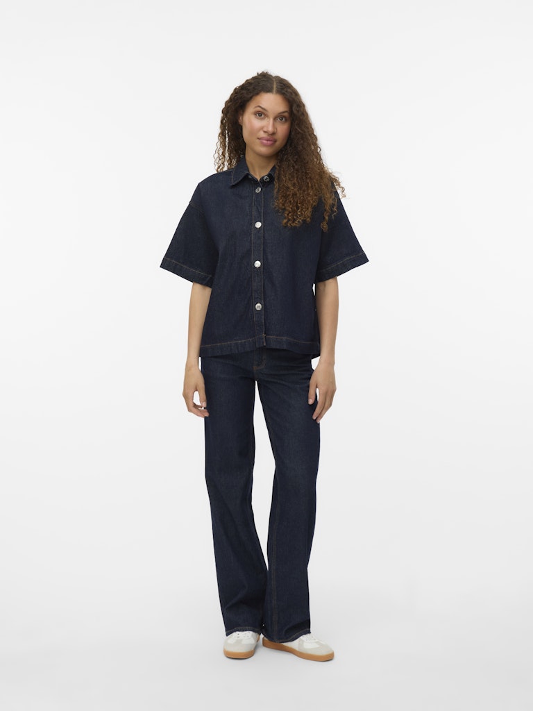 Ολόσωμη εμφάνιση με γυναικείο loose fit denim πουκάμισο Vero Moda