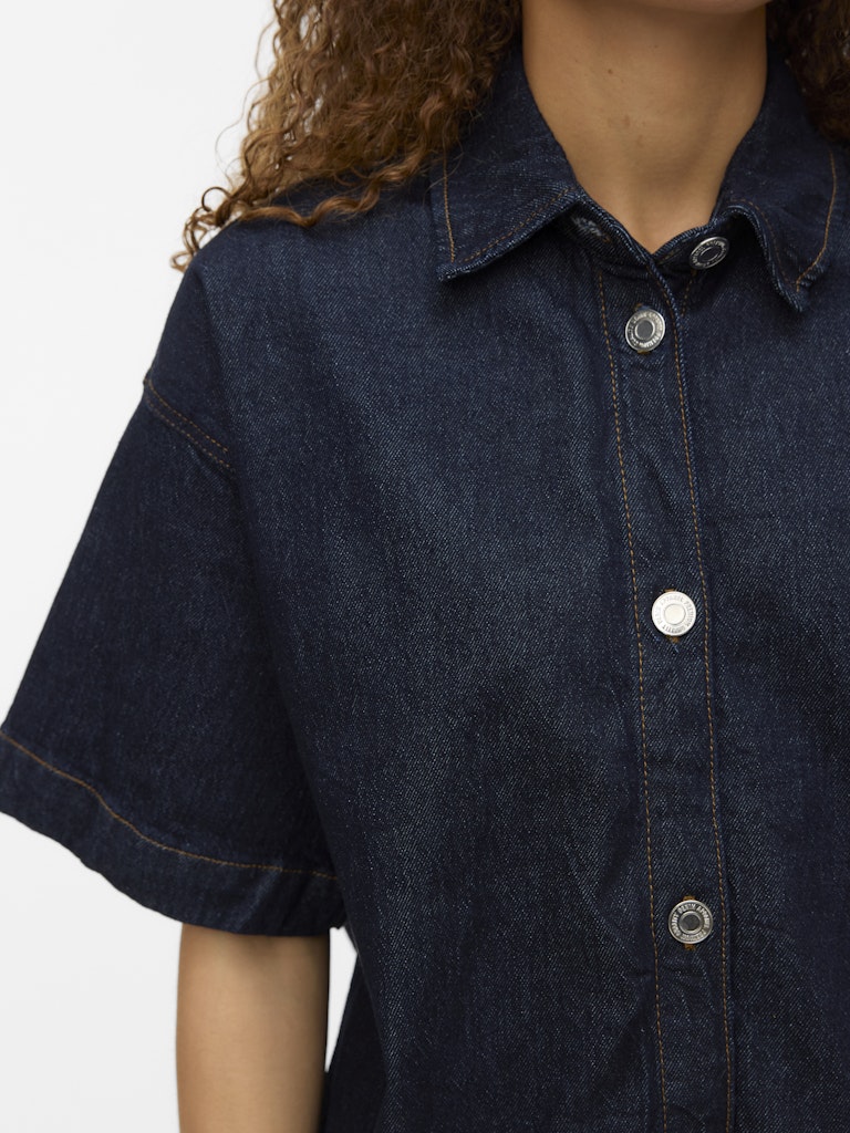 Λεπτομέρεια κουμπώματος και shirt collar denim πουκαμίσου