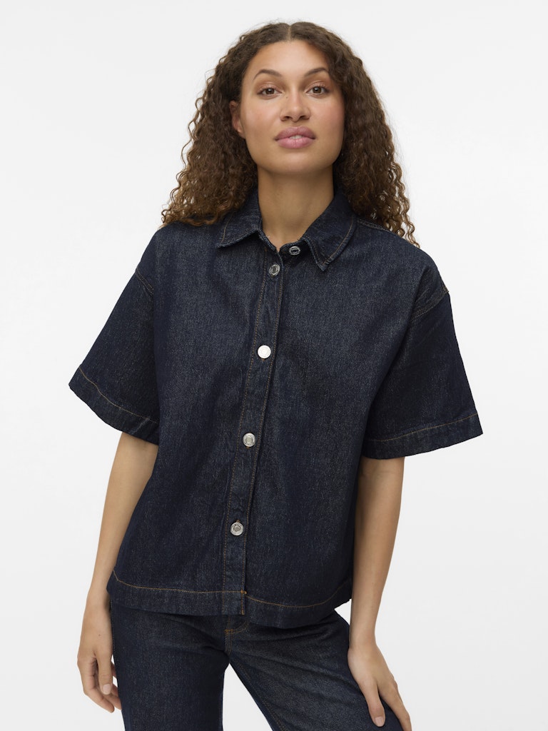 Μπροστινή όψη loose fit denim πουκαμίσου με κοντά μανίκια