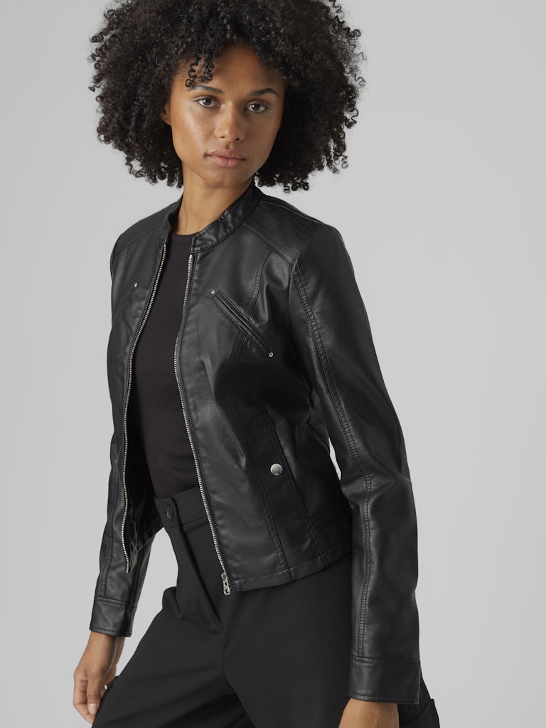 VERO MODA μαύρο biker jacket - κοντινή λήψη υφής δερματίνης και λεπτομερειών φερμουάρ