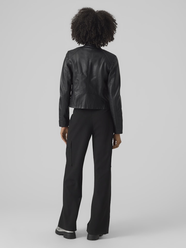 Μαύρο biker jacket VERO MODA από δερματίνη με πλαϊνές τσέπες σε μοντέλο - πίσω όψη