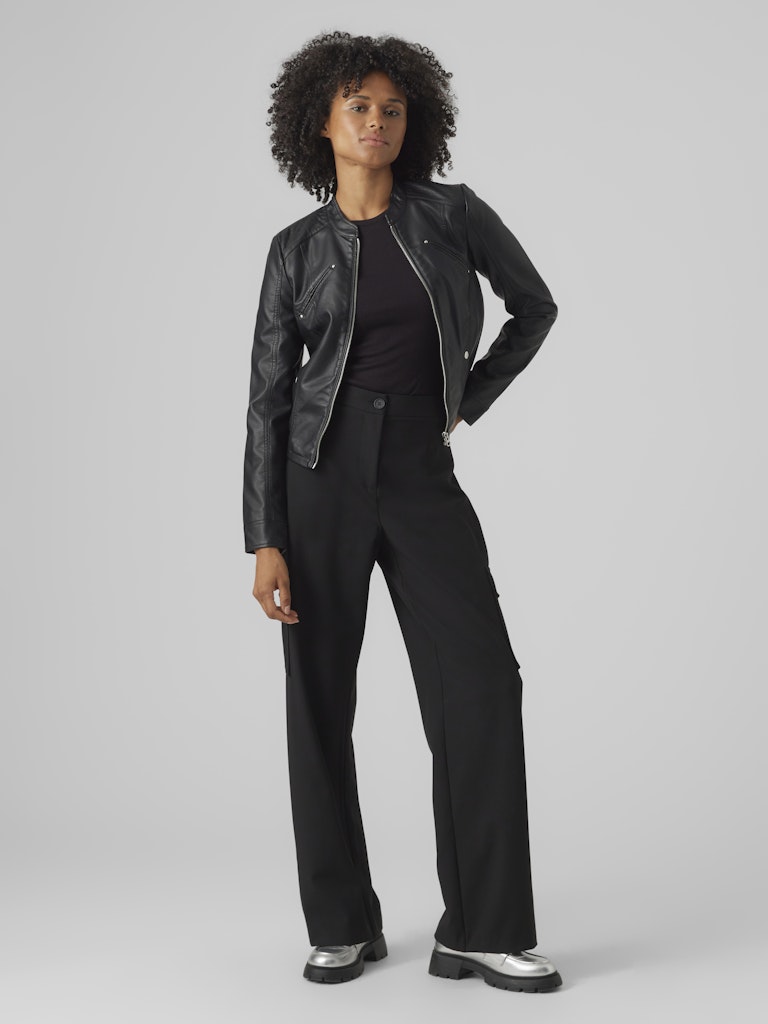 Γυναικείο μαύρο biker jacket VERO MODA από δερματίνη σε μοντέλο - μπροστινή όψη