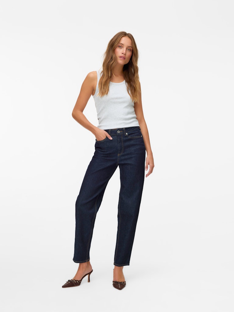 Ολόσωμη εμφάνιση με γυναικείο mom fit τζιν Vero Moda