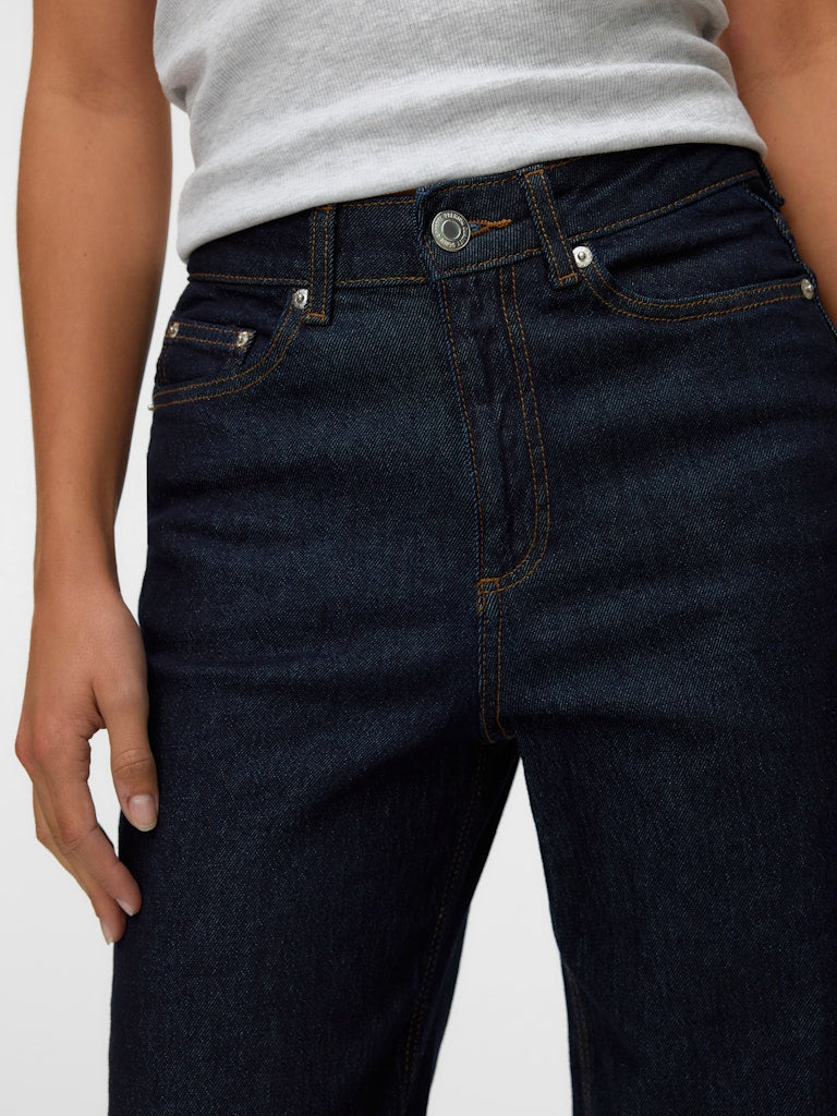 Λεπτομέρεια ψηλής μέσης και κουμπώματος mom fit τζιν Vero Moda