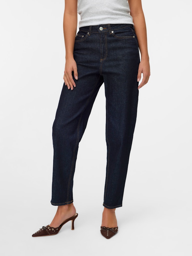 Μπροστινή όψη mom fit τζιν με χαλαρή εφαρμογή στα πόδια