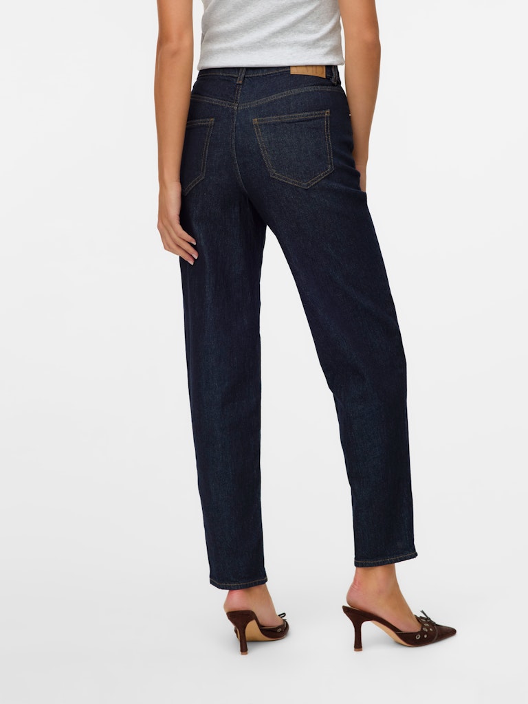 Πίσω όψη γυναικείου mom fit τζιν Vero Moda με τσέπες