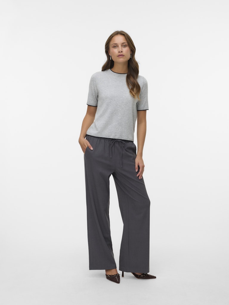 Ολόσωμη εμφάνιση με γυναικείο wide leg παντελόνι
