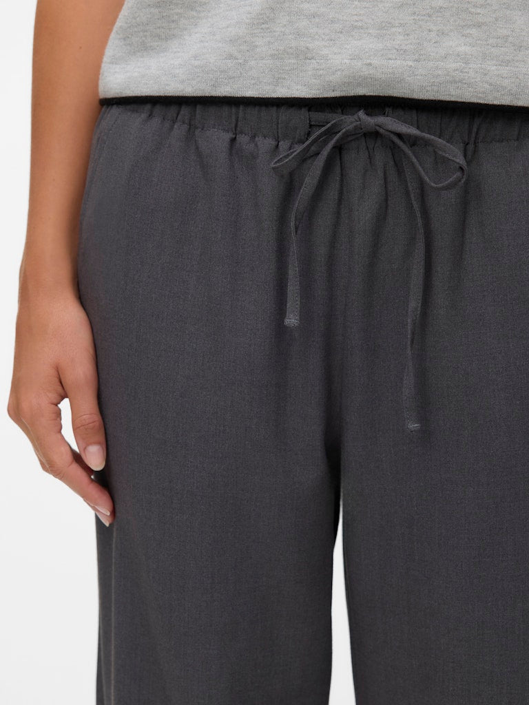 Λεπτομέρεια κορδονιού και χαμηλής μέσης wide leg παντελονιού