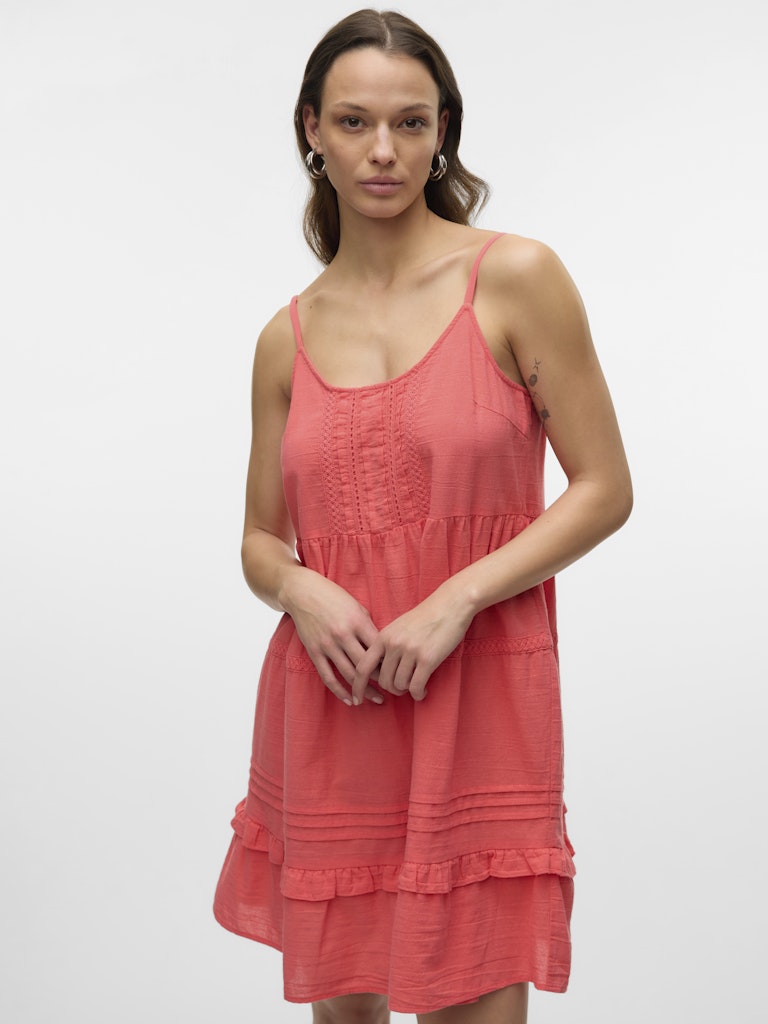 VERO MODA Pretty Short Singlet Dress - μοντέλο μπροστινή πόζα