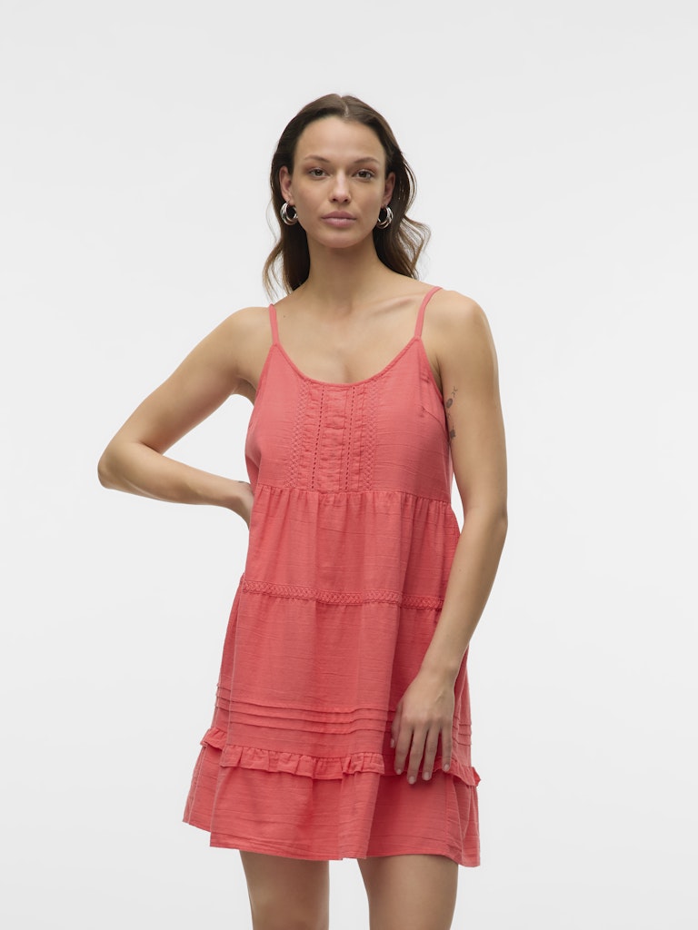 VERO MODA Pretty Short Singlet Dress - μίνι φόρεμα με τιράντες, μπροστινή όψη σε μοντέλο