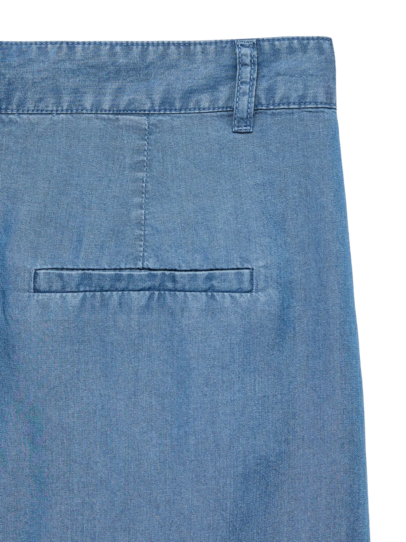 Κοντινή λήψη της πίσω τσέπης της VERO MODA γυναικείας βερμούδας με τις διακοσμητικές ραφές και τις λεπτομέρειες σχεδιασμού